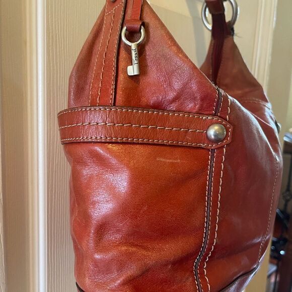 Fossil leather distressed red Medium bucket style shoulder bag stitching accent - Picture 3 of 14